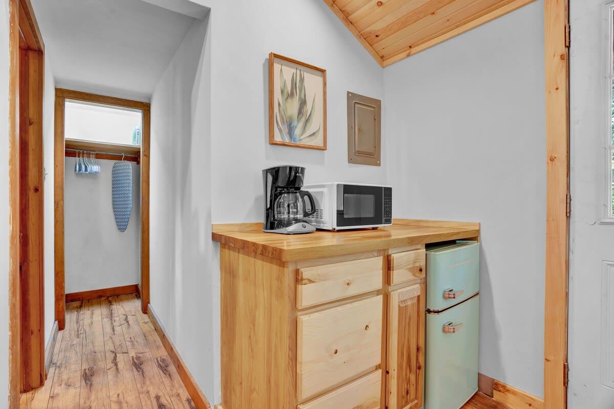Poconos Cabin | Vaulted Pine | Firepits | Pets OK