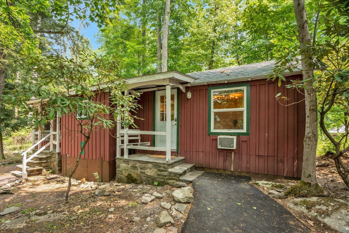 Elements Pocono Cabin | Firepit -Desk & Pickleball