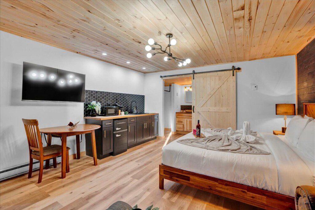 original 1029353356978630145 1785551002