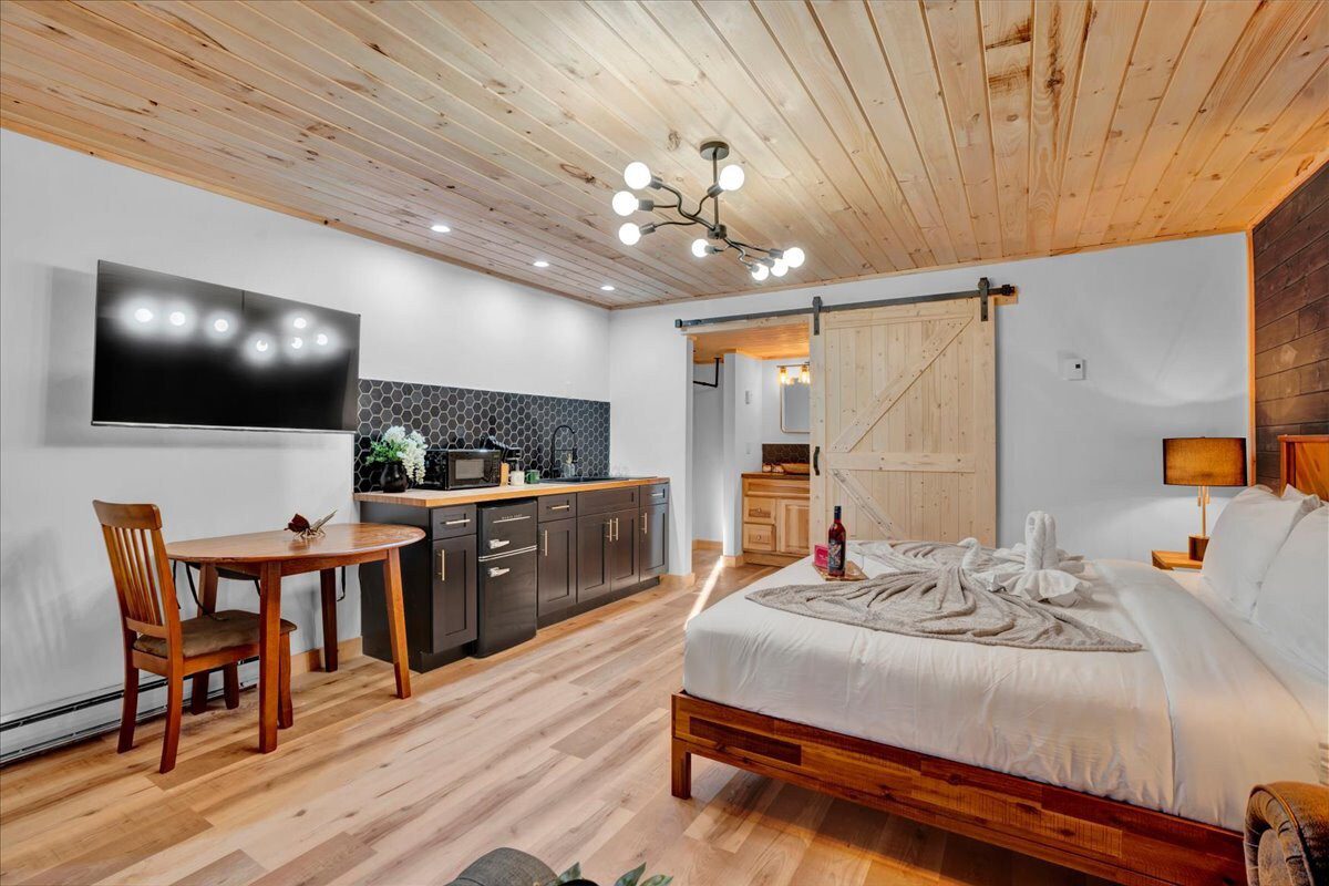 original 1029353356978630145 1785551002