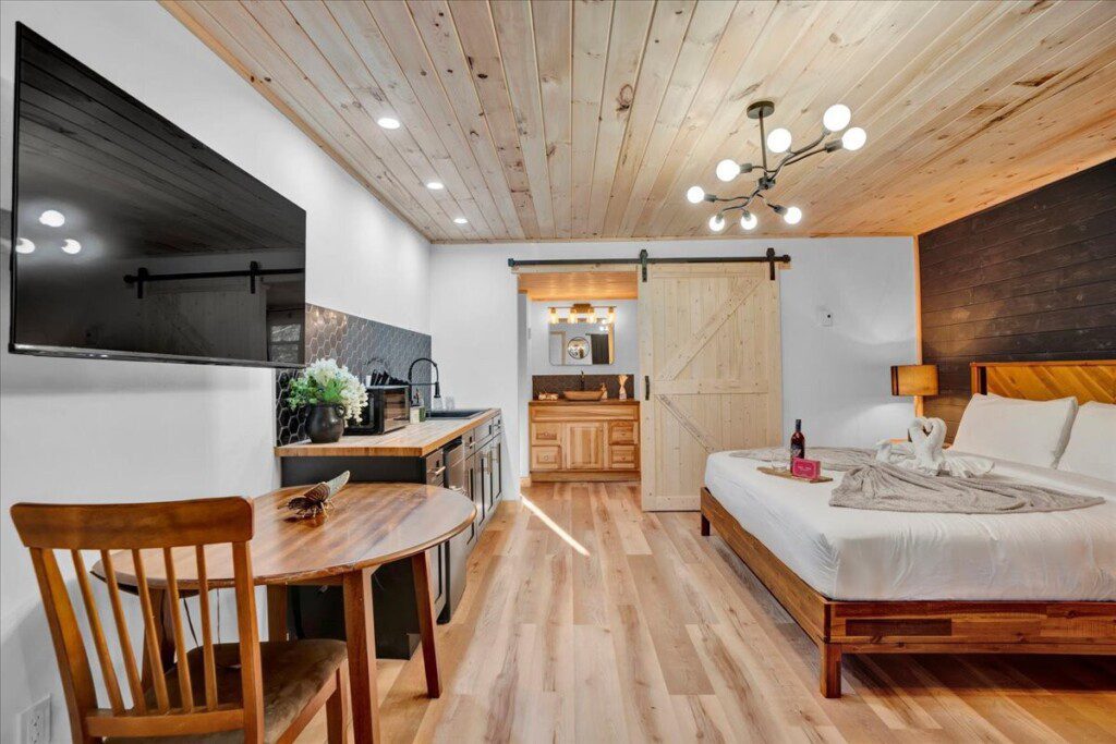 original 1029353356978630145 1785551003